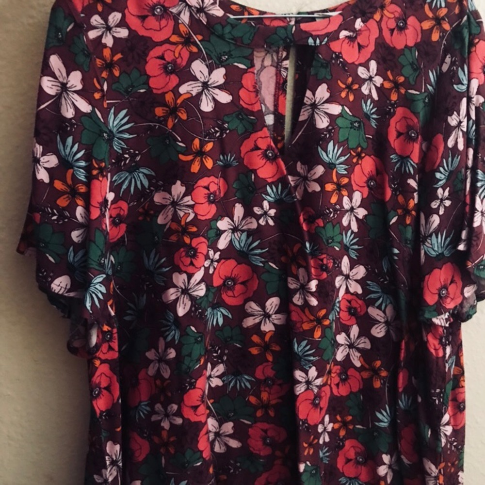 Flowy Flower Top - Picture 2 of 2